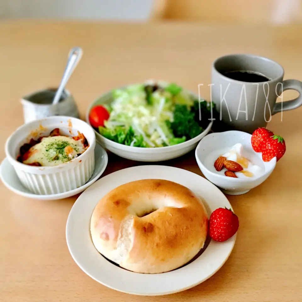 Snapdishの料理写真:パン屋さんのベーグルで　ブランチ|FIKA789さん