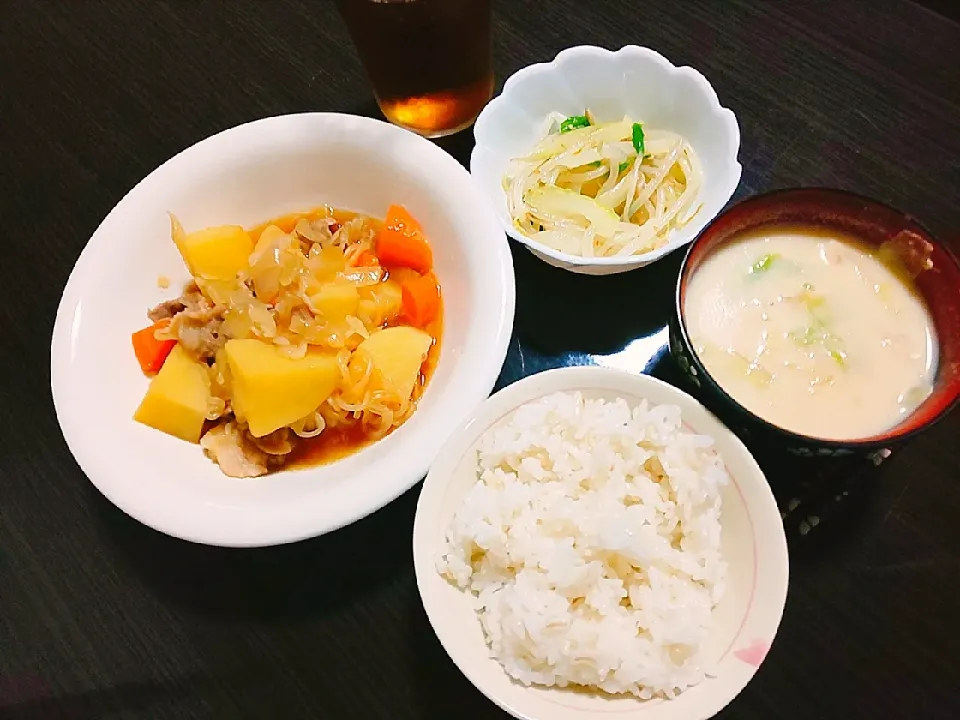 ごはん、タラとキャベツの豆乳味噌汁、肉じゃが、もやしとセロリのナムル|サトリさん