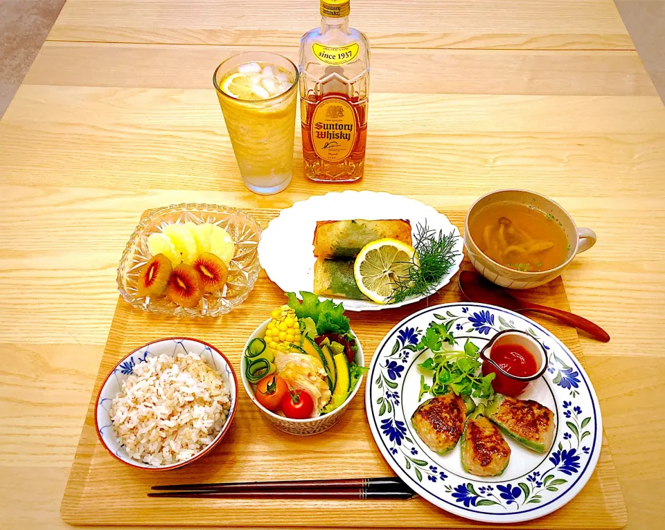 今日の夕食　ピーマンの肉詰め　春巻き　コンソメスープ　サラダ　フルーツ　もち麦ごはん|ふわ猫はなちゃんさん