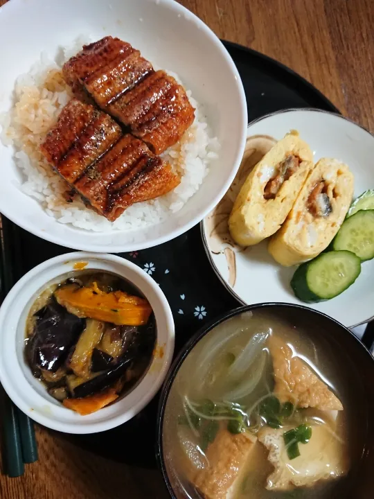 うな丼
うまき
茄子と南瓜の揚げ浸し
厚揚げと玉葱のお汁|たつかばさん