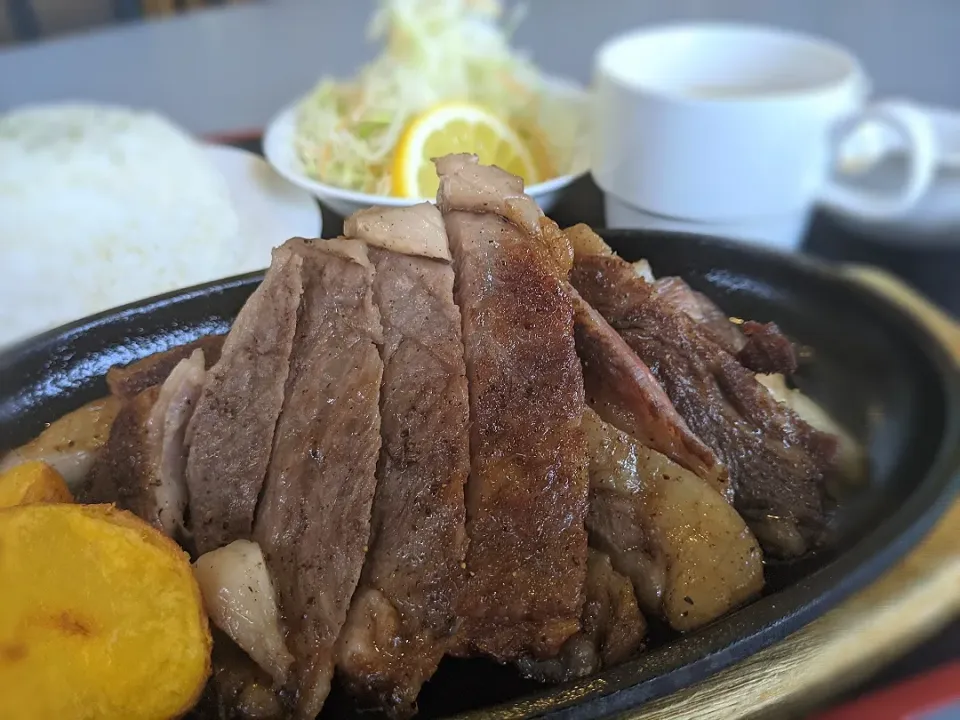 Snapdishの料理写真:🍴毎日のストレスで負けない体へ💪
十勝彩美牛🐮のサーロインステーキ🥩
⚠３００g超え⚠
〜熱々の鉄板で🔥インカのめざめ添え🥔〜|佐藤仁さん