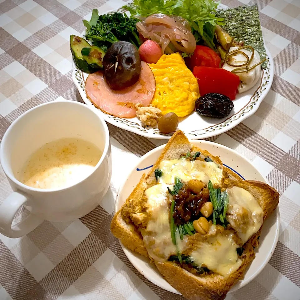 Snapdishの料理写真:今日の朝ごはん★ほうれん草とカボチャのおから豆乳チーズカレートースト|riko30294さん