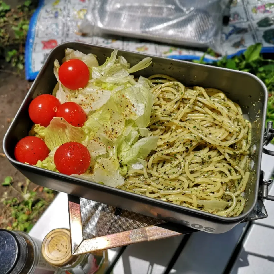 Snapdishの料理写真:キャンプ飯♪ バジルのパスタ|takaponさん