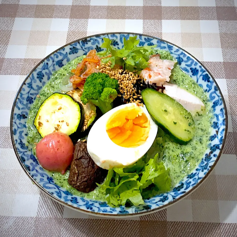 今日のお昼★グリーン冷麺★ブロッコリーとほうれん草と豆乳と麹をミキサーにかけ黒酢と黒胡椒で味付けしました|riko30294さん