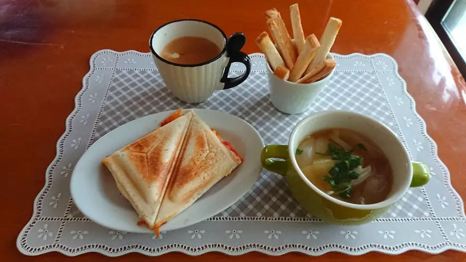 ☆ホットサンド
☆玉ねぎスープ
☆パンみみ
☆コーヒー|chikakoさん