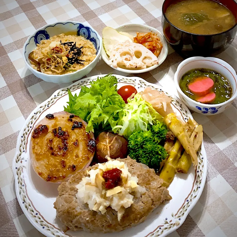 Snapdishの料理写真:今日の夕飯★玉ねぎとレンコンたっぷりポークハンバーグ&新玉ねぎのマヨピーマン味噌焼き|riko30294さん