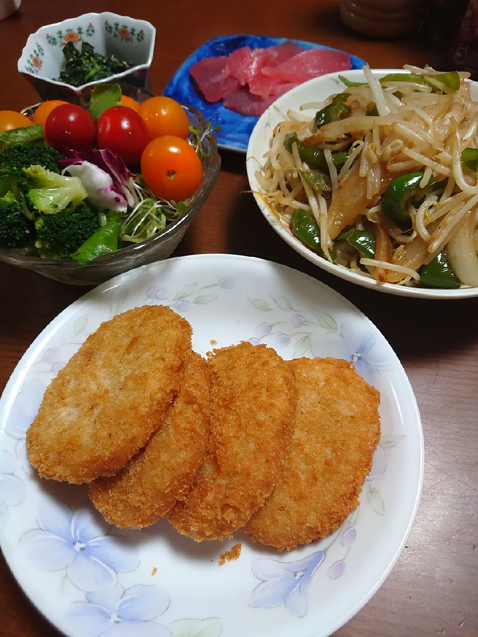 コロッケ
刺身
モヤシとピーマン炒め
ほうれん草胡麻和え
サラダ|ぱやさん