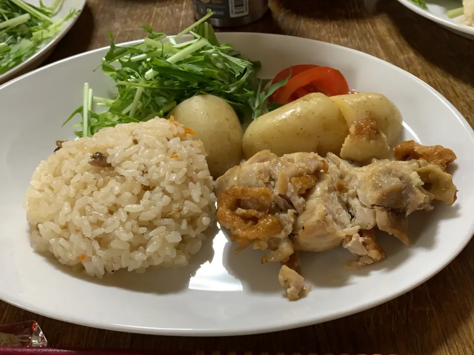 鶏とじゃがいもの塩胡椒焼き・水菜サラダ・炊き込みご飯・味噌汁|ちびろ菌さん