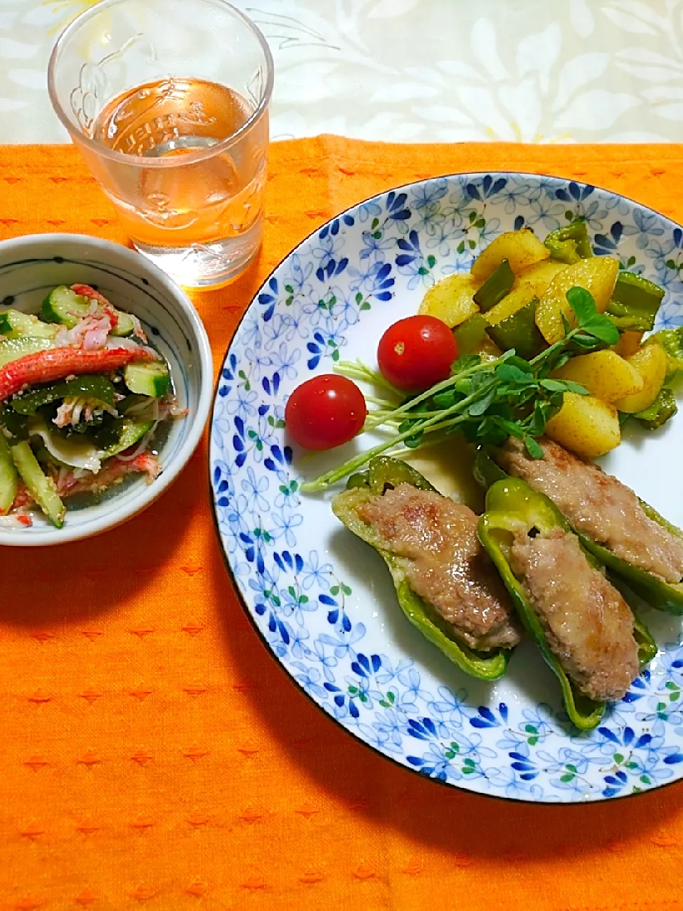 ピーマンの肉詰めで夕食です 
キュウリの酢の物|🍒ふみりん🍒さん