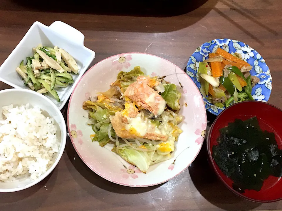 Snapdishの料理写真:鮭のちゃんちゃん焼き風 わかめスープ 牛肉と野菜の甘辛炒め きゅうりとサラダチキンの胡麻和え|おさむん17さん