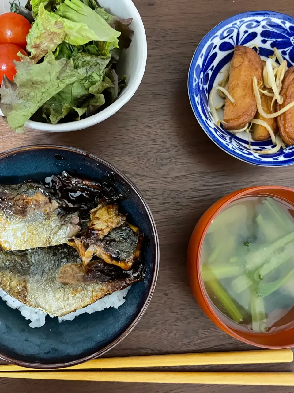 あじの蒲焼き風丼、サラダ、さつま揚げの煮物、小松菜の味噌汁|わらさん