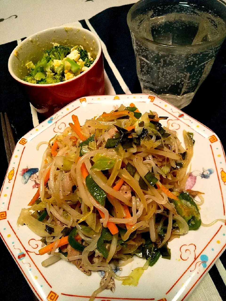 Snapdishの料理写真:今日の晩御飯
※野菜たっぷりしらたきニラ醤油焼そば
※ブロッコリー卵塩レモンサラダ
※焼酎ハイボール|れあMIXさん