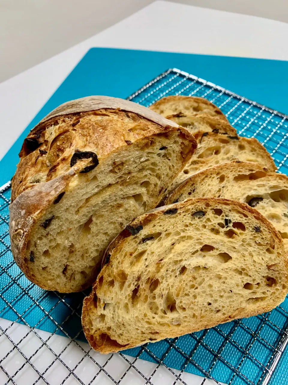 Snapdishの料理写真:Olive Roasted Onion Sourdough Bread|gonbenさん