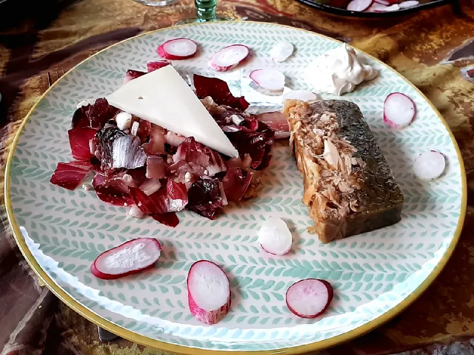 Terrine de chapon et haricots verts, carmine, noix et vinaigrette au fromage de chèvre, radis et triangle de fromage chèvre brebis|Li Tutucさん