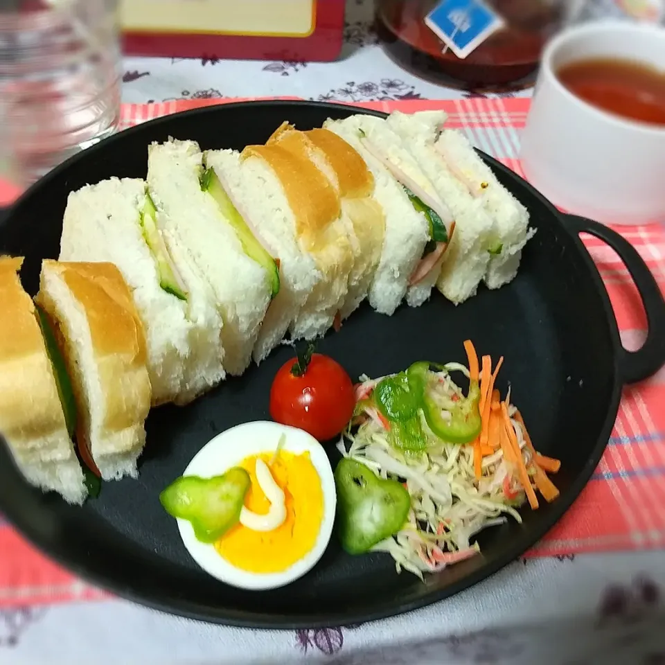 Snapdishの料理写真:きゅうりとハムだけサンド
ｷｭｰｶﾝﾊﾞｰｻﾝﾄﾞにﾊﾑﾌﾟﾗｽ|のりまきさん