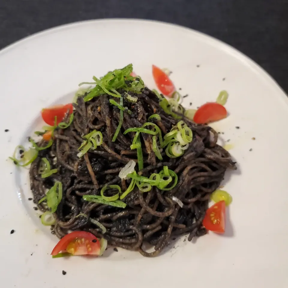 黒ごまペーストと海苔の佃煮、黒豆味噌の和風スパゲッティ🍝|きょーこさん