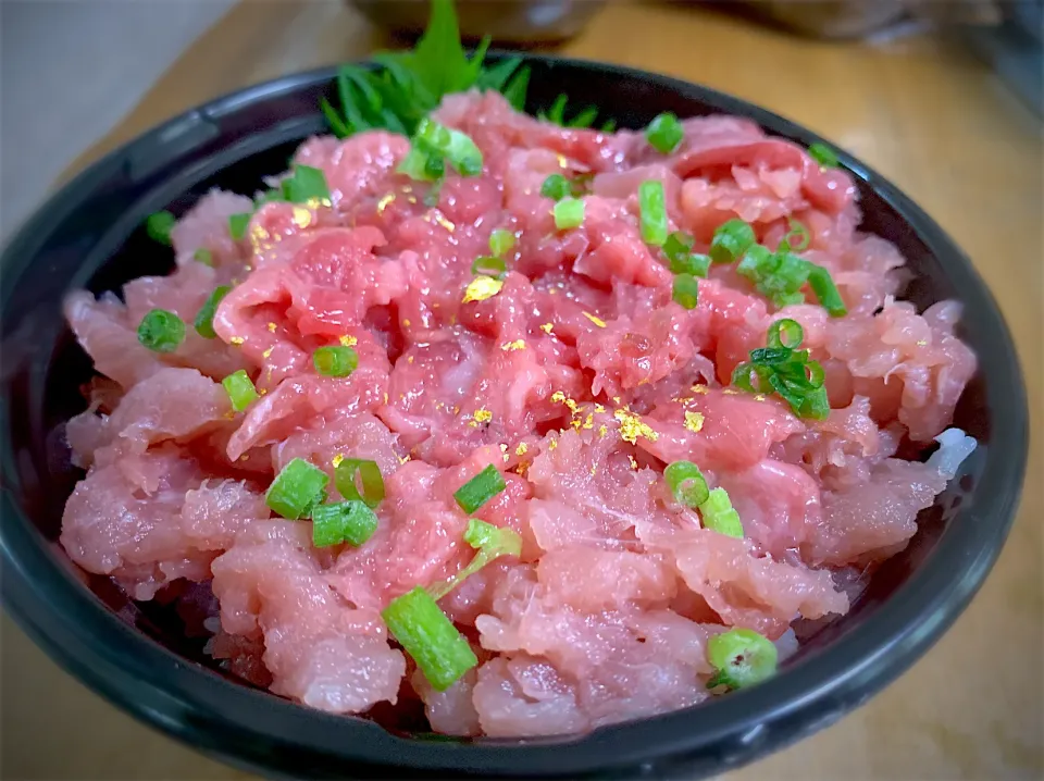 Snapdishの料理写真:目鉢鮪中落ち丼  大盛り(本鮪入り)|やまひろさん