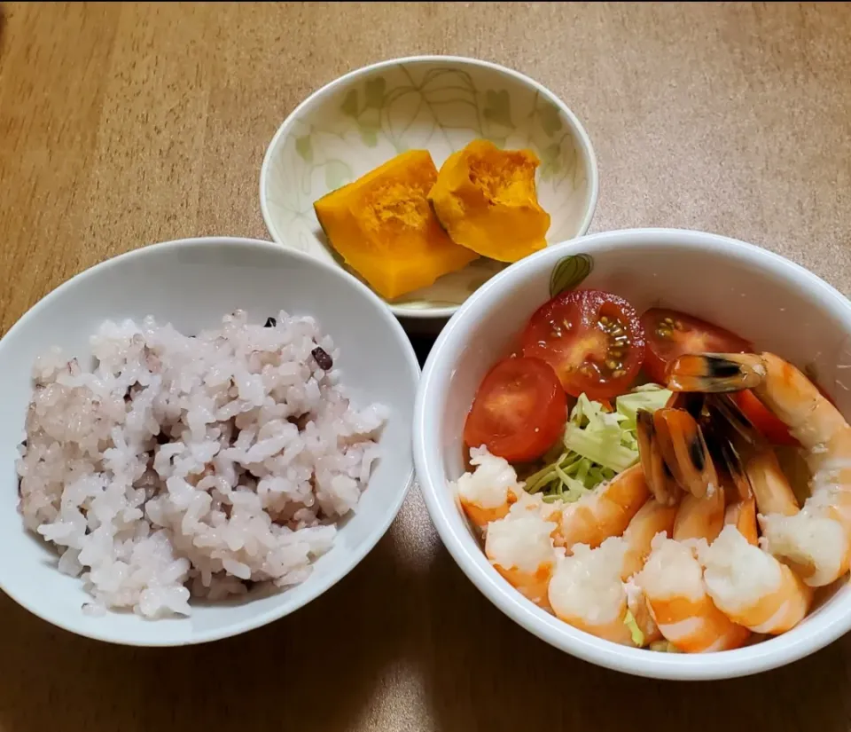 エビとキャベツとトマトのサラダ
かぼちゃ煮
古代米入りご飯|ナナさん