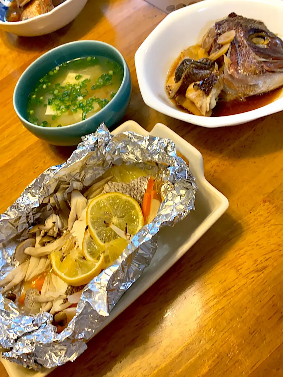 鯛のホイル焼きと、鯛のあら煮と、豆腐と南瓜の味噌汁|もえさん