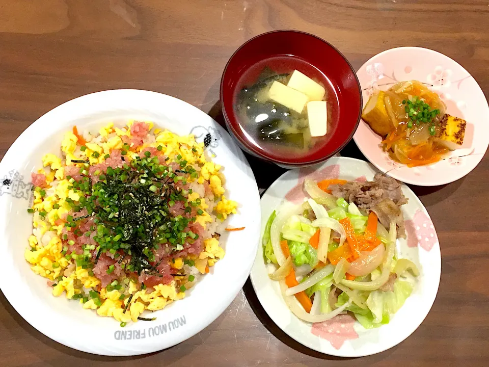 Snapdishの料理写真:ねぎトロちらし 野菜炒め 厚揚げのあんかけ 豆腐とわかめの味噌汁|おさむん17さん