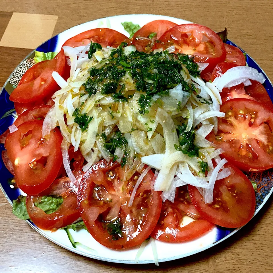 トマトと玉ねぎのサラダ🥗|みんみんさん