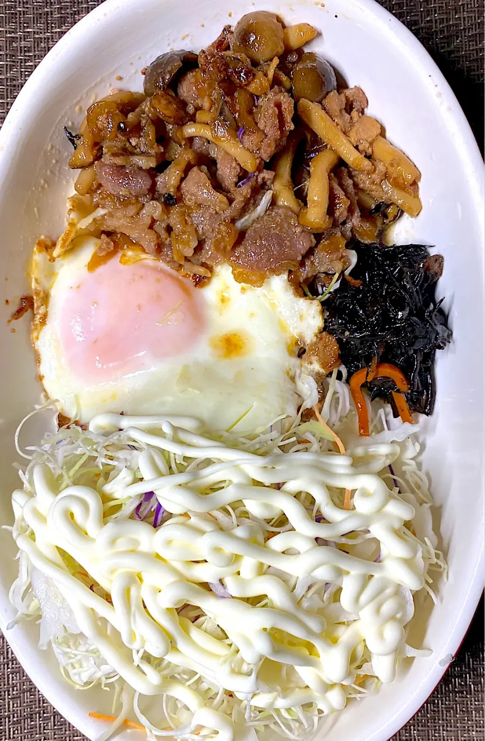 豚の生姜焼きと目玉焼き|すくらんぶるえっぐさん