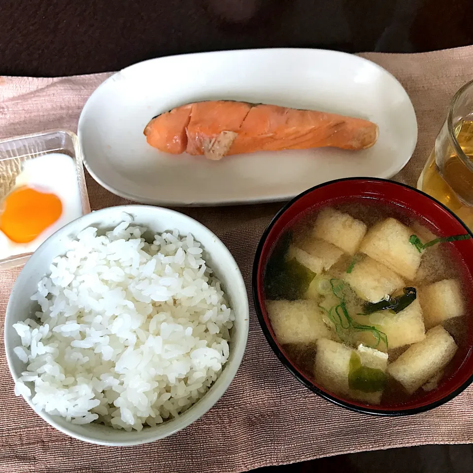 焼鮭、温玉、豆腐と油揚げのお味噌汁|純さん