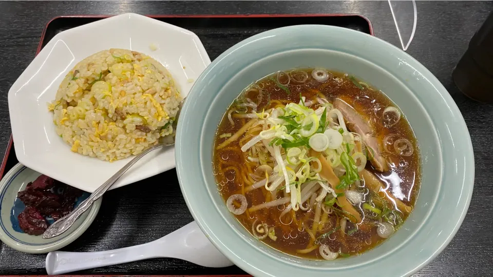 Snapdishの料理写真:冨華さんの醤油ラーメンと炒飯セット|Morito Kamiyaさん