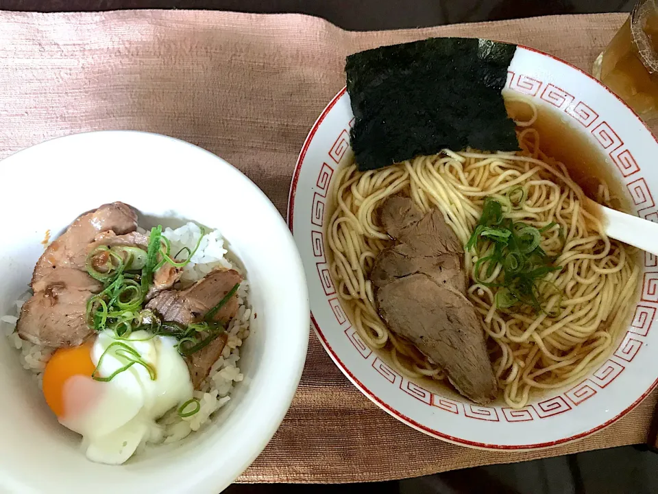 Snapdishの料理写真:醤油ラーメンとチャーシュー丼|純さん