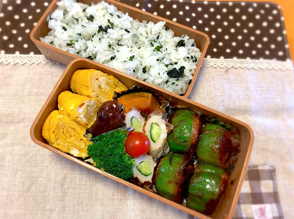 Snapdishの料理写真:ピーマン肉詰め🫑卵焼き🥚竹輪胡瓜🥒かぼちゃ煮🎃お豆さん✨🥦🍅ワカメ🍚|あやこさん