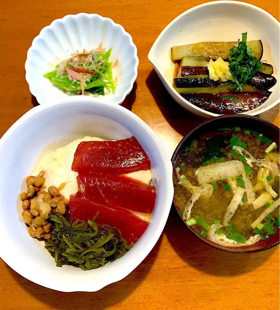 Snapdishの料理写真:ネバネバ丼　トロロ、メカブ、納豆😊|あっちゃんさん