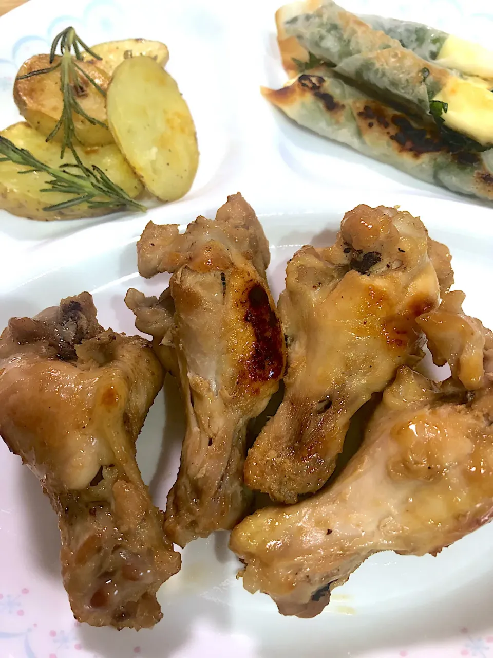 鶏手羽元の照り焼き、大葉とクリームチーズの春巻、ジャガイモのハーブ焼き|caoさん