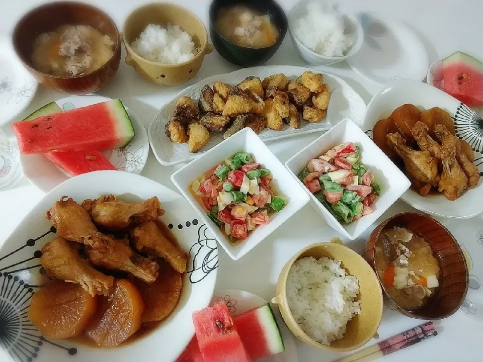 夕食(*^^*)
手羽元と大根の煮物
ブリのカレー風味唐揚げ
スナップエンドウとトマトとたまごのマヨドレサラダ🥗
豚汁
スイカ🍉|プリン☆さん