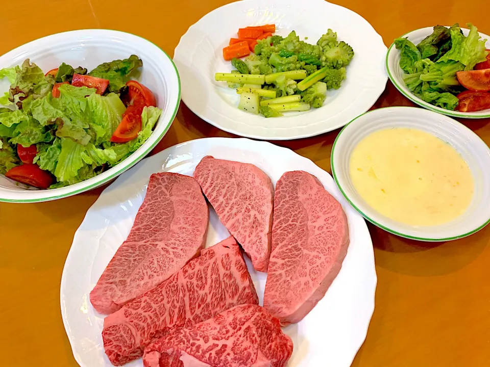 ビーフステーキ🥩サラダ🥗コーンスープ🌽今日の夕食20210606|rococoさん