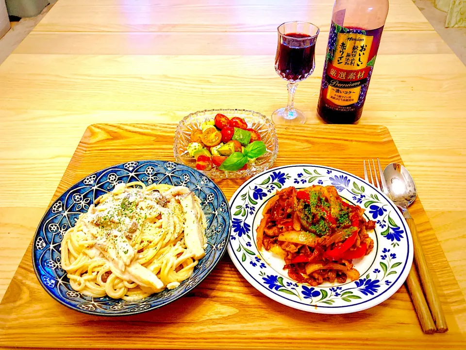 今日の夕食　きのこたっぷりクリームパスタ　牛肉のケチャップ炒め　カプレーゼ風サラダ|ふわ猫はなちゃんさん