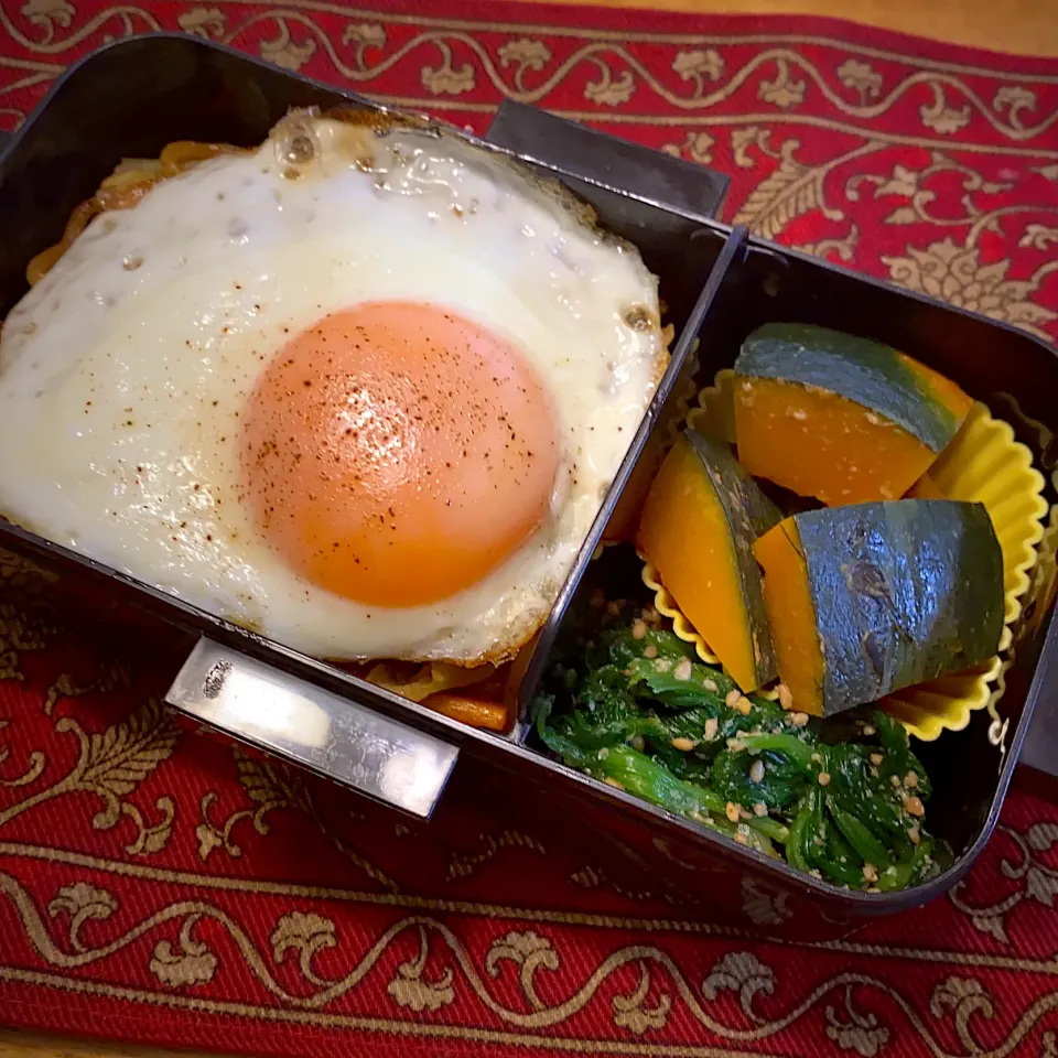 焼きそば目玉焼きのせ弁当|もえさん