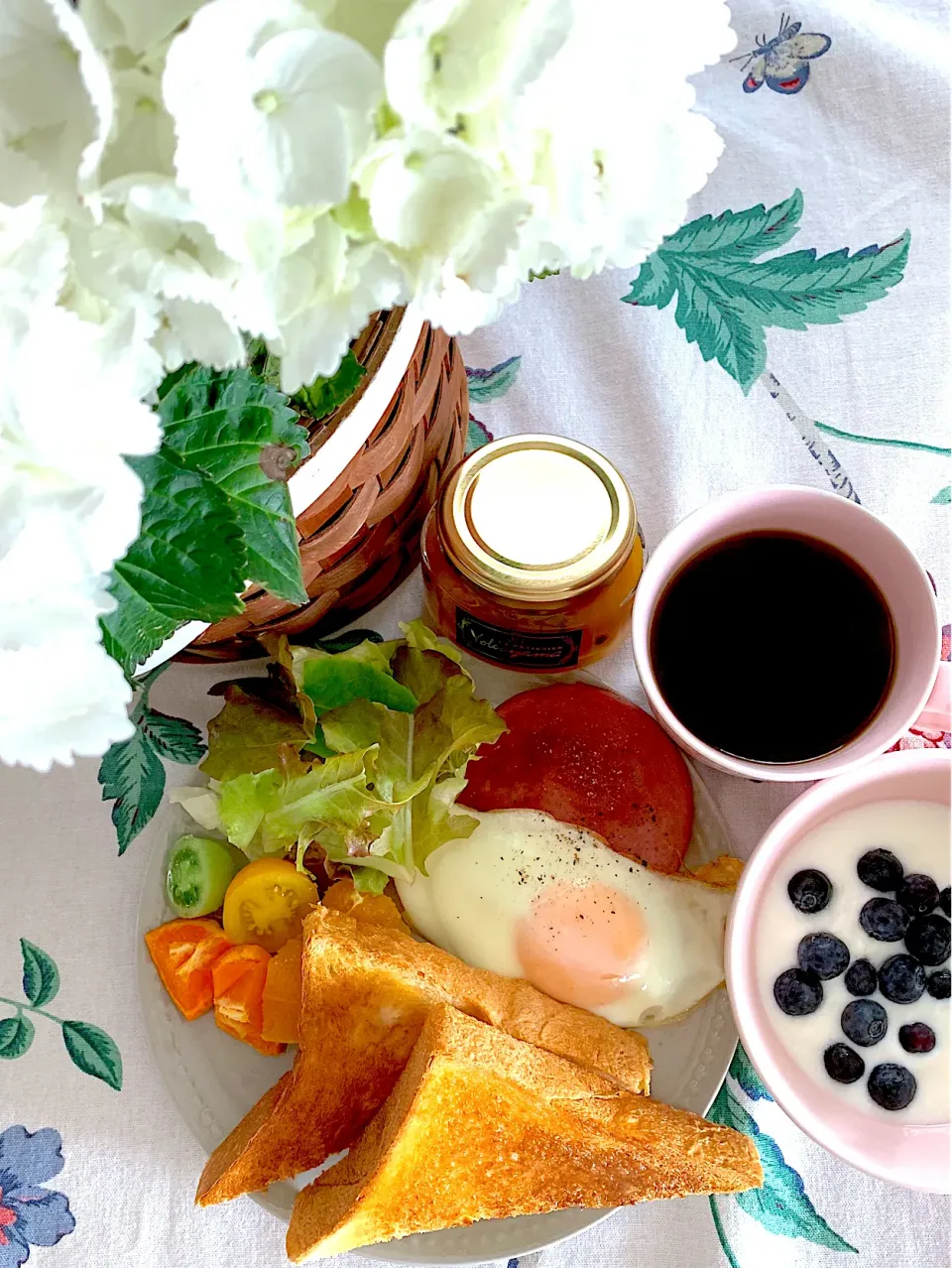 Snapdishの料理写真:お庭の花とモーニングプレート|あっちゃんさん