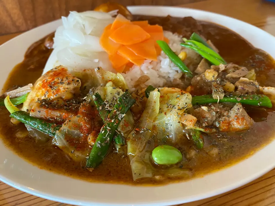 タイ風肉豆野菜と大辛チキン＋極辛のあいがけカレー🇹🇭🥩🥬🐓🔥味玉トッピング🥚、ピクルスマシマシ🥒|buhizouさん