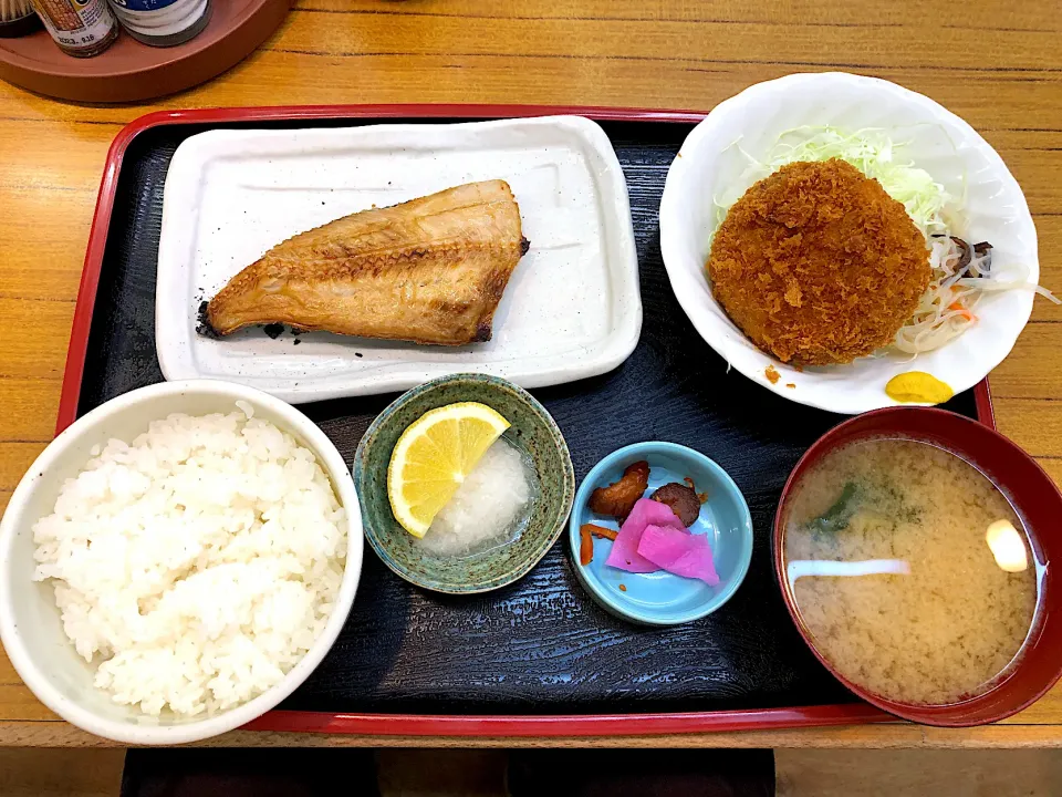 Snapdishの料理写真:日替わりサービスのほっけ塩焼とメンチカツの定食|しのぶさん