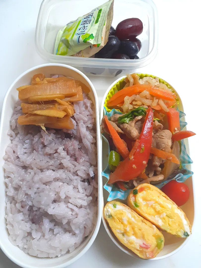 ☆中学生弁当☆大きいと言われ弁当箱変えました。難しいです。黒米入りごはん、ｶﾆｶﾏ葱卵焼き、焼肉、切干大根、ミニトマト、種無しぶどう、蒟蒻ゼリー|ｼｮｺﾗさん