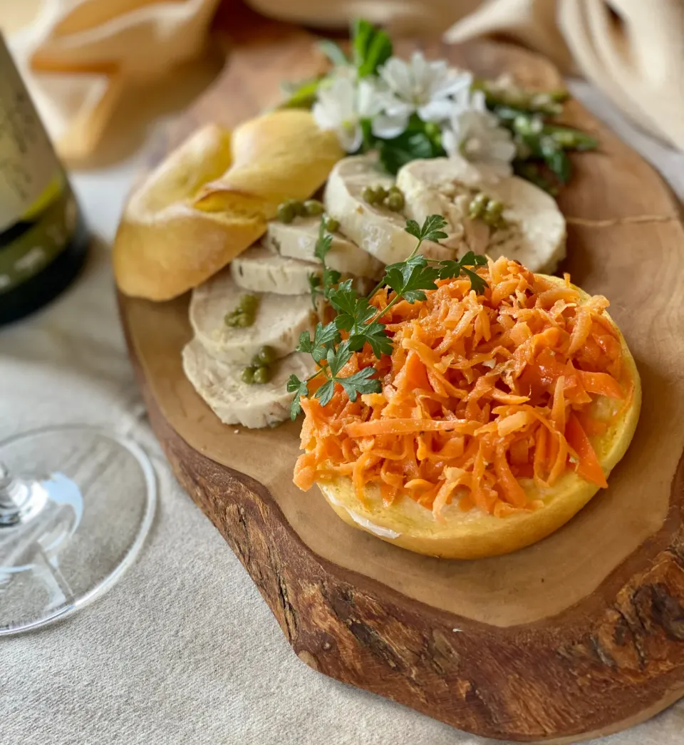 Snapdishの料理写真:🌿ハーブ＆スパイス🌿 ②. 🥕🥯🍗ベーグルプレート|ゆきぽん@ゆきの家飲み料理さん