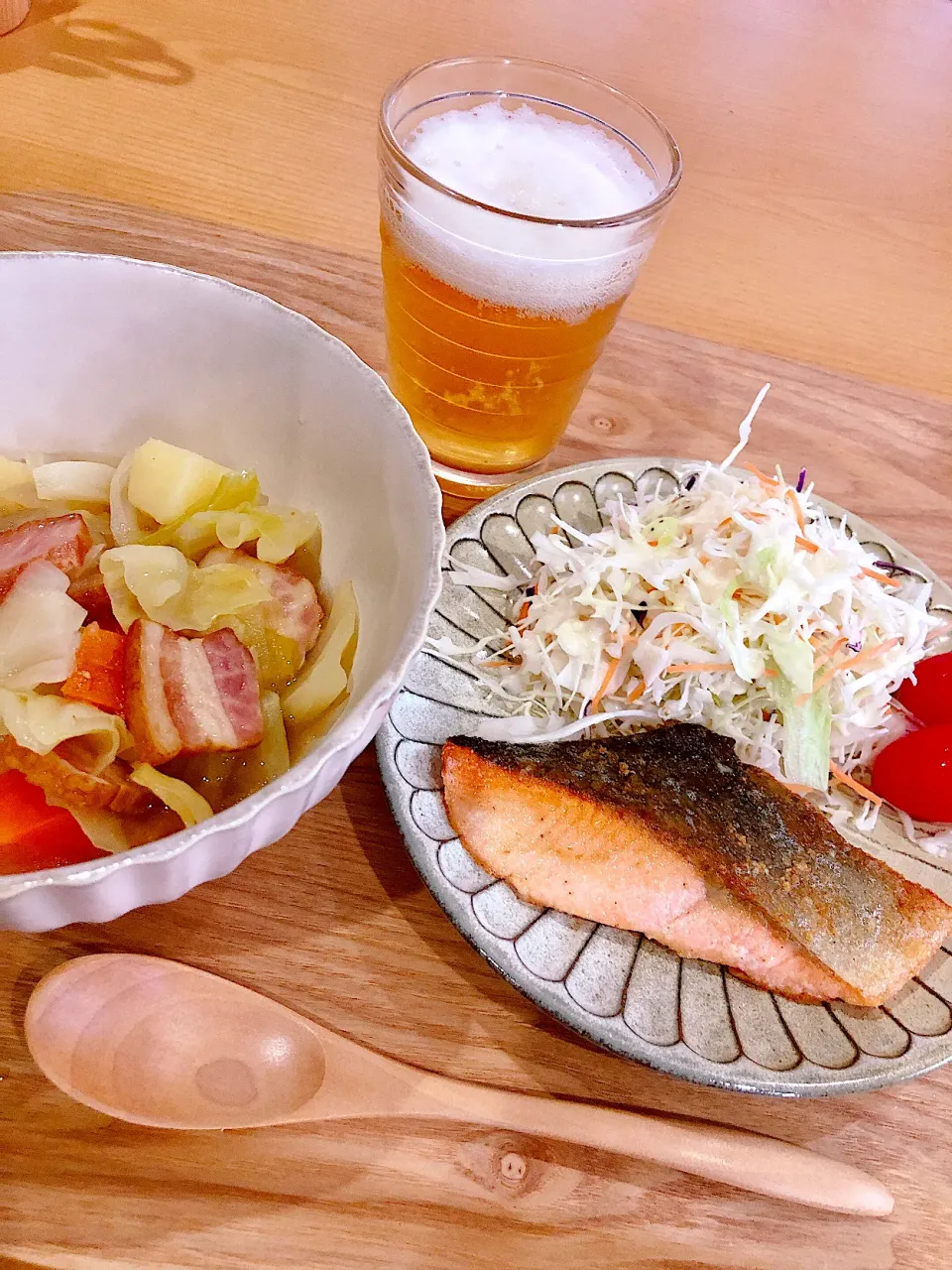 Snapdishの料理写真:夕飯は野菜スープと鮭のバター焼き🍺|海斗さん