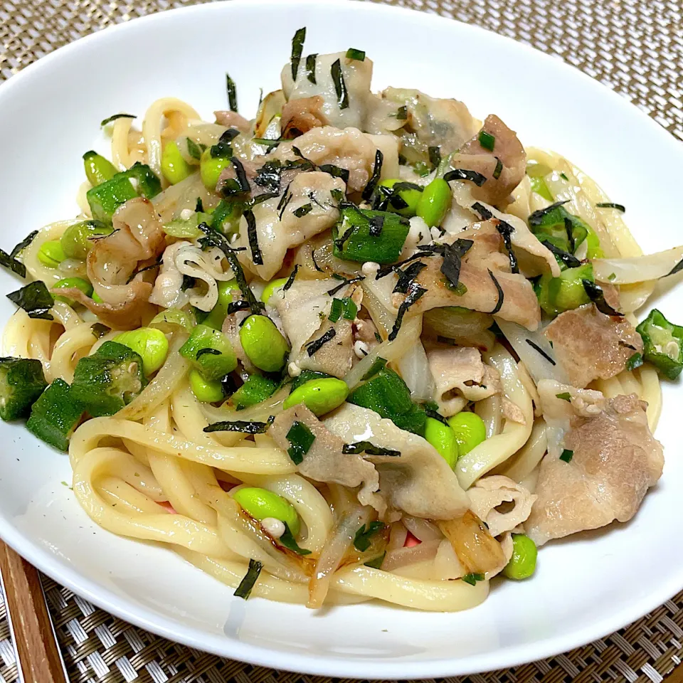 オクラと枝豆の豚肉焼うどん|Sakuraさん