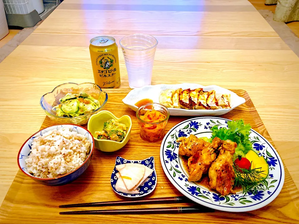 今日の夕食　手羽元のグリル　餃子　自家製サラダチキンと香味野菜のポン酢和え　ブロッコリーの明太マヨ和え　キャロットラペ　桃色かぶの酢漬け　もち麦ごはん|ふわ猫はなちゃんさん