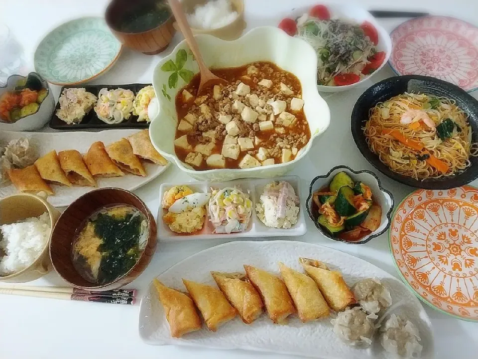 夕食(*^^*)
麻婆豆腐
春巻き&しゅうまい
焼きビーフン
マカロニサラダ&ポテトサラダ
根菜サラダ🥗
キムチきゅうり
卵と海苔フレークのスープ|プリン☆さん