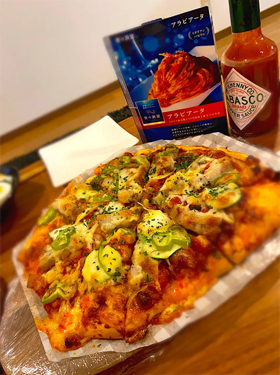 Snapdishの料理写真:手作りピザ🍕豚バラの塩焼きトッピングのアラビアータピザ|ふくすけ食堂さん