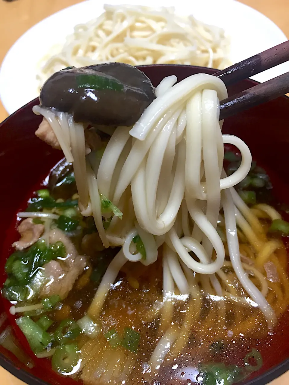 Snapdishの料理写真:単身赴任中の男飯(キノコたっぷり汁の冷やしつけうどん)|おおもりの星さん