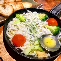 Snapdishの料理写真:しらすのアヒージョ|さとぽんさん