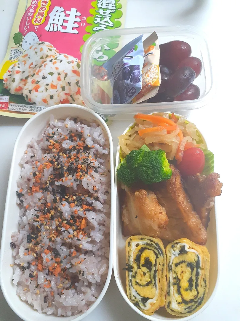 Snapdishの料理写真:☆中学生弁当☆鮭若芽ごはん、カジキの唐揚げ、切干大根、ブロッコリー、ミニトマト、海苔卵焼き、種無しぶどう、蒟蒻ゼリー|ｼｮｺﾗさん