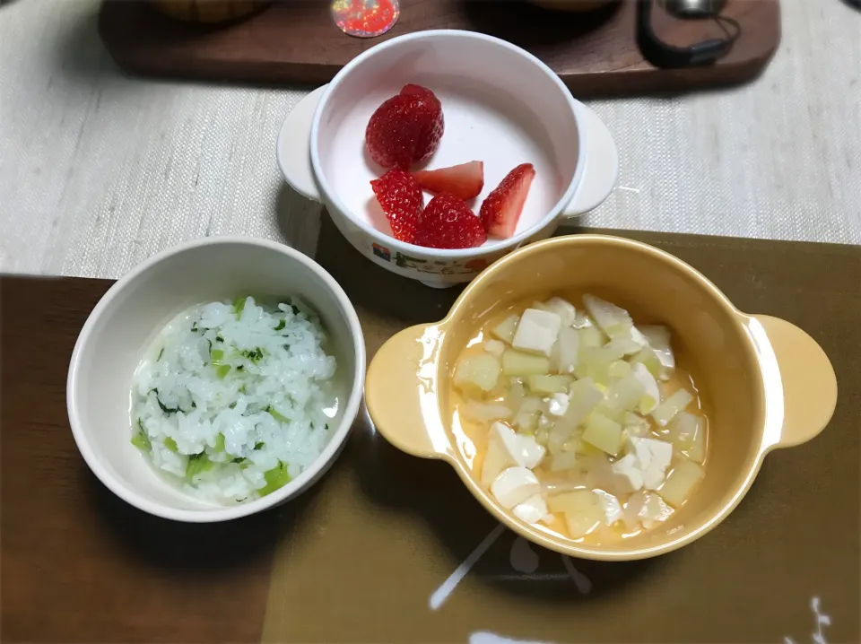 【離乳食】小松菜おかゆ、豆腐と野菜のだし煮、いちご|sayaさん